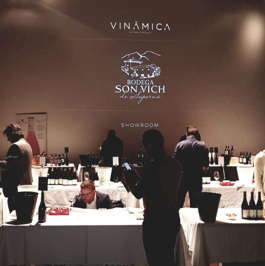 La Bodega Son Vich de Superna presente en el Showroom de Vinamica.